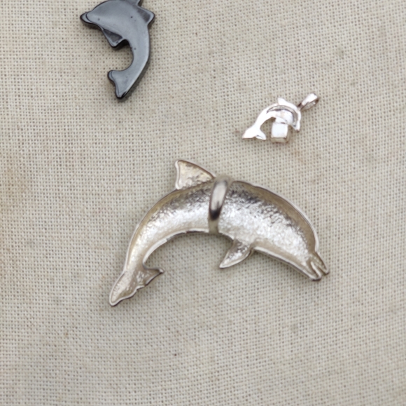 🐬 Vintage dolphin lovers pendant lot - Picture 2 of 5